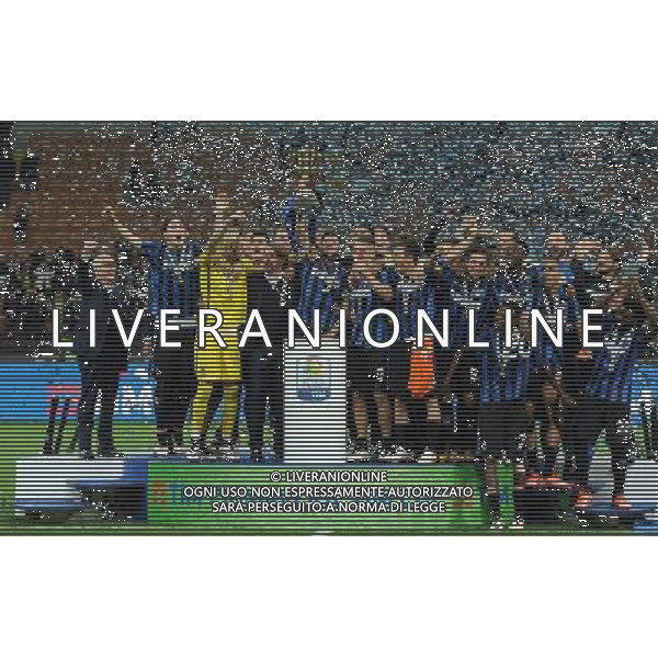 Coppa Italia Primavera TIM Cup 2015/2016 Finale Ritorno Milano - 13.04.2016 Inter-Juventus Nella Foto:Fabio Della Giovanna alza la coppa Italia /Ph.Vitez-Ag. Aldo Liverani