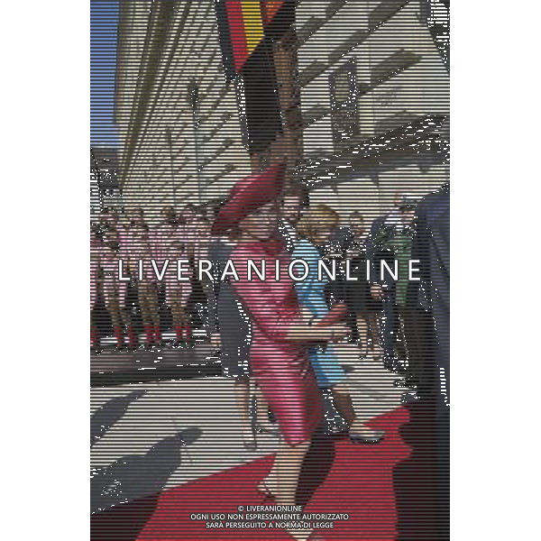 Königin Maxima der Niederlande beim Besuch der Residenz. München, 13.04.2016 FOT. FUTURE IMAGE/NEWSPIX.PL POLAND, UK AND GERMANY OUT !!! --- Newspix.pl /AGENZIA ALDO LIVERANI SAS - ITALY ONLY - EDITORIAL USE ONLY Il Re Guglielmo Alessandro dei Paesi Bassi , Regina Maxima d\'Olanda e Horst Seehofer in visita ai residenti a Monaco di Baviera , 2016/04/13 *** Local Caption *** www.newspix.pl mail us: info@newspix.pl call us: 0048 022 23 22 222 --- Polish Picture Agency by Ringier Axel Springer Poland