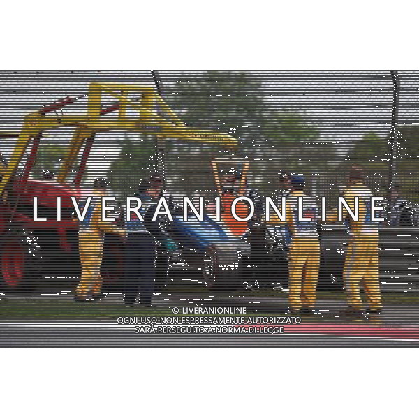 The Manor Racing MRT05 of Pascal Wehrlein (GER) Manor Racing is removed from the track after he crashed during qualifying. 16.04.2016. Formula 1 World Championship, Rd 3, Chinese Grand Prix, Shanghai, China, Qualifying Day. /AGENZIA ALDO LIVERANI SAS - ITALY ONLY - EDITORIAL USE ONLY