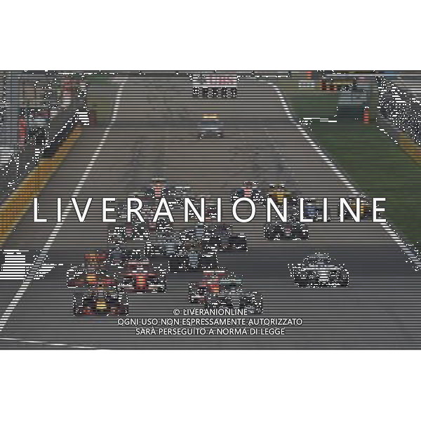 (L to R): Daniel Ricciardo (AUS) Red Bull Racing RB12 and Nico Rosberg (GER) Mercedes AMG F1 W07 Hybrid lead at the start of the race. 17.04.2016. Formula 1 World Championship, Rd 3, Chinese Grand Prix, Shanghai, China, Race Day. AG ALDO LIVERANI SAS ONLY ITALY