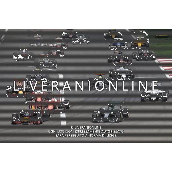 (L to R): Daniel Ricciardo (AUS) Red Bull Racing RB12 and Nico Rosberg (GER) Mercedes AMG F1 W07 Hybrid lead at the start of the race. 17.04.2016. Formula 1 World Championship, Rd 3, Chinese Grand Prix, Shanghai, China, Race Day. AG ALDO LIVERANI SAS ONLY ITALY