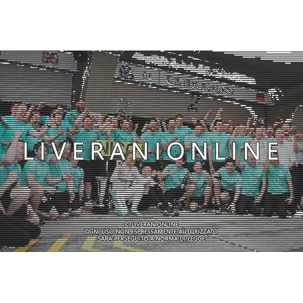 Race winner Nico Rosberg (GER) Mercedes AMG F1 celebrates with the team. 17.04.2016. Formula 1 World Championship, Rd 3, Chinese Grand Prix, Shanghai, China, Race Day. AG ALDO LIVERANI SAS ONLY ITALY