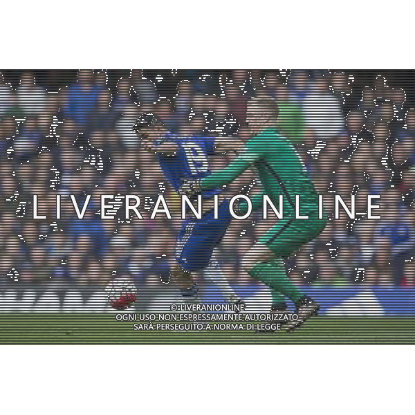 Manchester City\'s Joe Hart gets to grips with Chelsea\'s Diego Costa Photographer Craig Mercer/CameraSport Football - Barclays Premiership - Chelsea v Manchester City - Saturday 16th April 2016 - Stamford Bridge - London Â© CameraSport - 43 Linden Ave. Countesthorpe. Leicester. England. LE8 5PG - Tel: +44 (0) 116 277 4147 - admin@camerasport.com - www.camerasport.com/ AGENZIA ALDO LIVERANI SAS - ITALY ONLY EDITORIAL USE ONLY