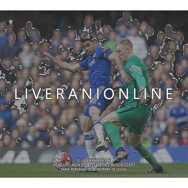 Chelsea\'s Diego Costa holds off the challenge from Manchester City\'s Joe Hart Photographer Craig Mercer/CameraSport Football - Barclays Premiership - Chelsea v Manchester City - Saturday 16th April 2016 - Stamford Bridge - London Â© CameraSport - 43 Linden Ave. Countesthorpe. Leicester. England. LE8 5PG - Tel: +44 (0) 116 277 4147 - admin@camerasport.com - www.camerasport.com/ AGENZIA ALDO LIVERANI SAS - ITALY ONLY EDITORIAL USE ONLY