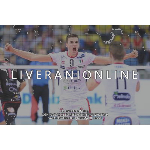 16.04.2016 KRAKOW TAURON ARENA UL. LEMA 7 ( POLAND ) SIATKOWKA MEZCZYZN ( MEN\'S VOLLEYBALL ) FINAL 4 FOUR LIGI MISTRZOW 2015/2016 ( CEV DENIZBANK VOLLEYBALL CHAMPIONS LEAGUE 2016 - FINAL FOUR ) MECZ TRENTINO DIATEC - CUCINE LUBE CIVITANOVA ( GAME ) NZ SIMONE GIANNELLI , TINE URNAUT , RADOSC ZE ZWYCIESTWA , ZWYCIESTWO EMOCJE FOTO MICHAL STANCZYK / CYFRASPORT / NEWSPIX.PL --- Newspix.pl AG ALDO LIVERANI SAS ONLY ITALY *** Local Caption *** www.newspix.pl mail us: info@newspix.pl call us: 0048 022 23 22 222 --- Polish Picture Agency by Ringier Axel Springer Poland