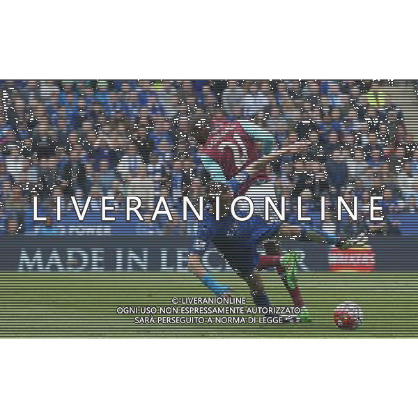 Leicester City\'s Jamie Vardy appears to be bundled over in the penalty area by West Ham United\'s Angelo Ogbonna Obinze only to shown a second yellow card for simulation by Referee Jonathan Moss Photographer Stephen White/CameraSport Football - Barclays Premiership - Leicester City v West Ham United - Sunday 17th April 2016 - King Power Stadium - Leicester © CameraSport - 43 Linden Ave. Countesthorpe. Leicester. England. LE8 5PG - Tel: +44 (0) 116 277 4147 - admin@camerasport.com - www.camerasport.com AG ALDO LIVERANI SAS ONLY ITALY