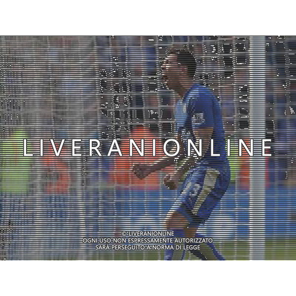 Leicester City\'s Leonardo Ulloa celebrates scoring his sides second and equalising goal in time added on to secure a point in a 2-2 draw Photographer Stephen White/CameraSport Football - Barclays Premiership - Leicester City v West Ham United - Sunday 17th April 2016 - King Power Stadium - Leicester © CameraSport - 43 Linden Ave. Countesthorpe. Leicester. England. LE8 5PG - Tel: +44 (0) 116 277 4147 - admin@camerasport.com - www.camerasport.com AG ALDO LIVERANI SAS ONLY ITALY