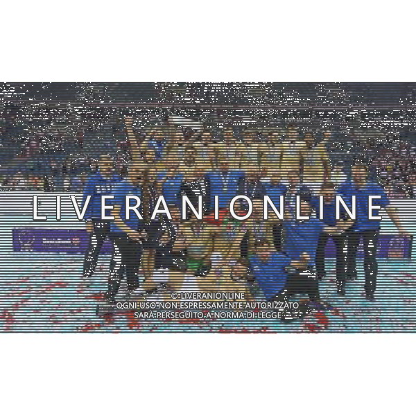 KRAKOW , TAURON ARENA 17.04.2016 SIATKOWKA MEZCZYZN CEV DENIZBANK LIGA MISTRZOW FINAL FOUR FINAL ZENIT KAZAN - TRENTINO DIATEC SEZON 2015 / 2016 ZENIT WYGRAL LIGE MISTRZOW RADOSC FETA MISTRZOWKA NZ DRUZYNA TEAM ZENIT KAZAN Z PUCHAREM FOT MICHAL NOWAK / NEWSPIX.PL KRAKOW , TAURON ARENA 17.04.2016 VOLLEYBALL MEN\'S CEV DENIZBANK CHAMPIONS LEAGUE FINAL FOUR FINAL GAME ZENIT KAZAN - TRENTINO DIATEC ZENIT WON THE CHAMPIONS LEAGUE CELEBRATION AFTER THE CEREMONY SEASON 2015 / 2016 MICHAL NOWAK / NEWSPIX.PL --- Newspix.pl AG ALDO LIVERANI SAS *** Local Caption *** www.newspix.pl mail us: info@newspix.pl call us: 0048 022 23 22 222 --- Polish Picture Agency by Ringier Axel Springer Poland