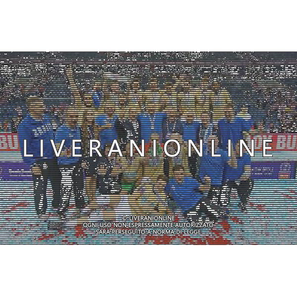 KRAKOW , TAURON ARENA 17.04.2016 SIATKOWKA MEZCZYZN CEV DENIZBANK LIGA MISTRZOW FINAL FOUR FINAL ZENIT KAZAN - TRENTINO DIATEC SEZON 2015 / 2016 ZENIT WYGRAL LIGE MISTRZOW RADOSC FETA MISTRZOWKA NZ DRUZYNA TEAM ZENIT KAZAN Z PUCHAREM FOT MICHAL NOWAK / NEWSPIX.PL KRAKOW , TAURON ARENA 17.04.2016 VOLLEYBALL MEN\'S CEV DENIZBANK CHAMPIONS LEAGUE FINAL FOUR FINAL GAME ZENIT KAZAN - TRENTINO DIATEC ZENIT WON THE CHAMPIONS LEAGUE CELEBRATION AFTER THE CEREMONY SEASON 2015 / 2016 MICHAL NOWAK / NEWSPIX.PL --- Newspix.pl AG ALDO LIVERANI SAS *** Local Caption *** www.newspix.pl mail us: info@newspix.pl call us: 0048 022 23 22 222 --- Polish Picture Agency by Ringier Axel Springer Poland