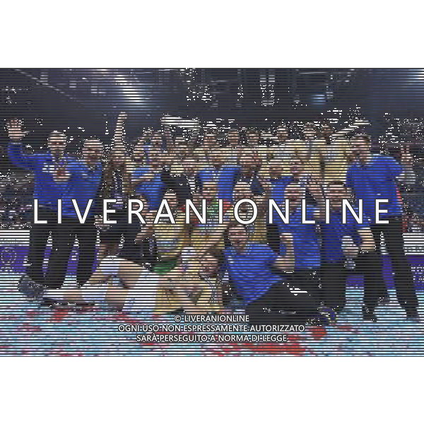 2016.04.17 Krakow Siatkowka mezczyzn Liga Mistrzow Final Four feta dekoracja podium viva Zenit Kazan - Trentino Diatec N/z Wilfredo LEON VENERO Wladimir Alekno z medalem Foto Lukasz Laskowski / PressFocus 2016.04.17 Krakow Men volleyball 2016 CEV DenizBank Volleyball Champions League Final Four Zenit Kazan - Trentino Diatec Wilfredo LEON VENERO Wladimir Alekno z medalem Credit: Lukasz Laskowski / PressFocus / NEWSPIX.PL --- Newspix.pl AG ALDO LIVERANI SAS *** Local Caption *** www.newspix.pl mail us: info@newspix.pl call us: 0048 022 23 22 222 --- Polish Picture Agency by Ringier Axel Springer Poland