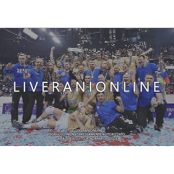 2016.04.17 Krakow Siatkowka mezczyzn Liga Mistrzow Final Four feta dekoracja podium viva Zenit Kazan - Trentino Diatec N/z Wilfredo LEON VENERO Wladimir Alekno z medalem Foto Lukasz Laskowski / PressFocus 2016.04.17 Krakow Men volleyball 2016 CEV DenizBank Volleyball Champions League Final Four Zenit Kazan - Trentino Diatec Wilfredo LEON VENERO Wladimir Alekno z medalem Credit: Lukasz Laskowski / PressFocus / NEWSPIX.PL --- Newspix.pl AG ALDO LIVERANI SAS *** Local Caption *** www.newspix.pl mail us: info@newspix.pl call us: 0048 022 23 22 222 --- Polish Picture Agency by Ringier Axel Springer Poland