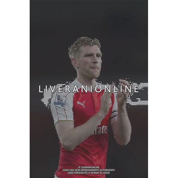 Arsenal\'s Per Mertesacker applauds the home fans at full time Photographer Craig Mercer/CameraSport Football - Barclays Premiership - Arsenal v West Bromwich Albion - Thursday 21st April 2016 - Emirates Stadium - London © CameraSport - 43 Linden Ave. Countesthorpe. Leicester. England. LE8 5PG - Tel: +44 (0) 116 277 4147 - admin@camerasport.com - www.camerasport.com AG ALDO LIVERANI SAS ONLY ITALY