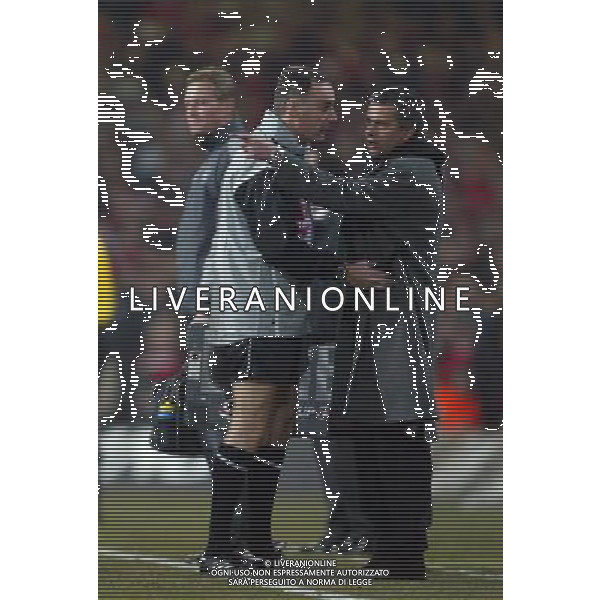 Jose Mourinho strongly complains with referee Steve Bennett is held back by 4th official Phil Crossley Chelsea - Liverpool Carling Cup Final Millennium Stadium - Cardiff Date 27.02.05 FOTO MARCELLO POZZETTI-AGENZIA ALDO LIVERANI S A S 