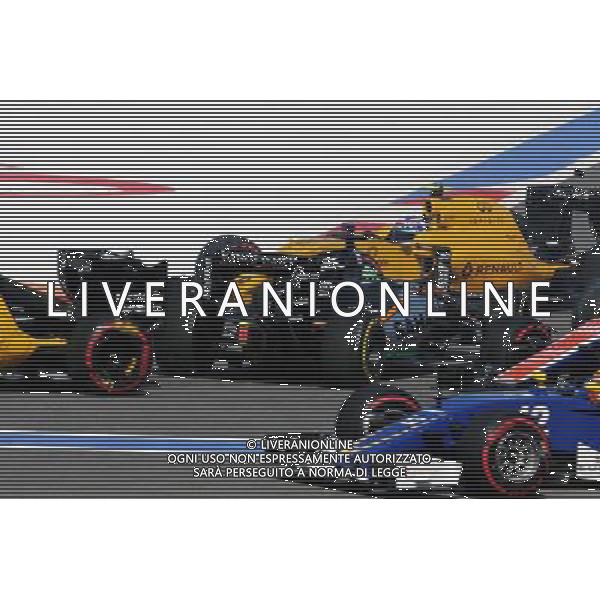 Nico Hulkenberg (GER) Sahara Force India F1 VJM09 crashes at the start of the race with Jolyon Palmer (GBR) Renault Sport F1 Team RS16. 01.05.2016. Formula 1 World Championship, Rd 4, Russian Grand Prix, Sochi Autodrom, Sochi, Russia, Race Day. AG ALDO LIVERANI SAS ONLY ITALY