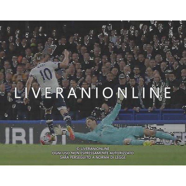 Tottenham Hotspur\'s Harry Kane rounds Chelsea\'s Asmir Begovic to score the opening goal round Photographer Ashley Western/CameraSport Football - Barclays Premiership - Chelsea v Tottenham Hotspur - Monday 2nd May 2016 - Stamford Bridge - London © CameraSport - 43 Linden Ave. Countesthorpe. Leicester. England. LE8 5PG - Tel: +44 (0) 116 277 4147 - admin@camerasport.com - www.camerasport.com AG ALDO LIVERANI SAS ONLY ITALY