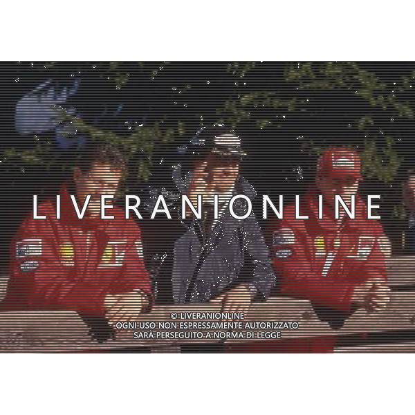 RETROSPETTIVA MICHAEL SCHUMACHER PILOTA NELLA FOTO MICHAEL SCHUMACHER CON ALBERTO TOMBA E EDDIE IRVINE 1997 AG ALDO LIVERANI SAS