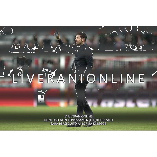 firo : Fu§ball,Fussball : 03.05.2016 Champions League, Saison 2015/2016: FC Bayern MŸnchen - Atletico Madrid, FCB, Halbfinale, RŸckspiel, Diego Simeone ( Atletico Madrid ), ganze Figur, Gestik, Freude, Jubel, mit Handy, nach dem Spiel $worldrightsEs gelten unsere AGB, einsehbar auf www.firosportphoto.de copyright by firo sportphoto: Coesfelder Str. 207 D- 48249 DŸlmen www.firosportphoto.de mail@firosportphoto.de (V o l k s b a n k B o c h u m - W i t t e n ) IBAN DE68 4306 0129 0341 1171 00 Tel: +49-2594 - 9916004 Fax: +49-2594 - 9916005 AG ALDO LIVERANI SAS ONLY ITALY