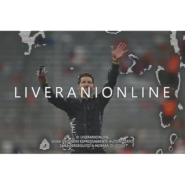 firo : Fu§ball,Fussball : 03.05.2016 Champions League, Saison 2015/2016: FC Bayern MŸnchen - Atletico Madrid, FCB, Halbfinale, RŸckspiel, Diego Simeone ( Atletico Madrid ), halbe Figur, Gestik, Freude, Jubel, mit Handy, nach dem Spiel $worldrightsEs gelten unsere AGB, einsehbar auf www.firosportphoto.de copyright by firo sportphoto: Coesfelder Str. 207 D- 48249 DŸlmen www.firosportphoto.de mail@firosportphoto.de (V o l k s b a n k B o c h u m - W i t t e n ) IBAN DE68 4306 0129 0341 1171 00 Tel: +49-2594 - 9916004 Fax: +49-2594 - 9916005 AG ALDO LIVERANI SAS ONLY ITALY