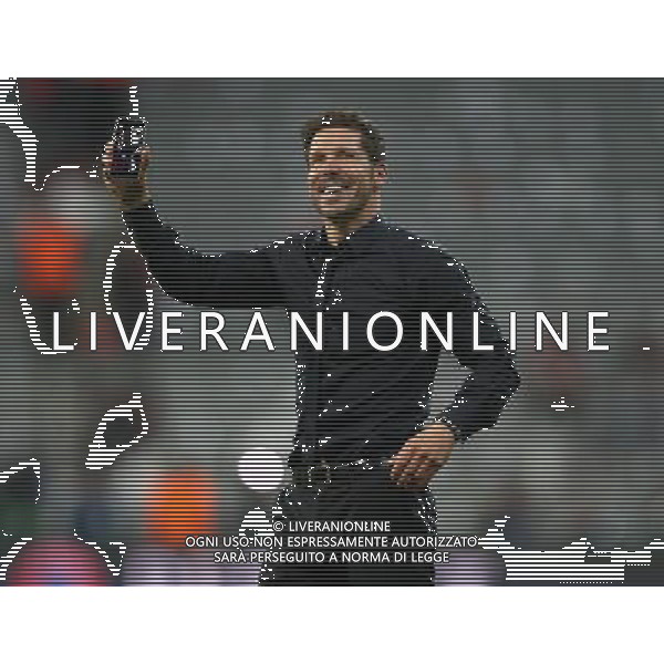 firo : Fu§ball,Fussball : 03.05.2016 Champions League, Saison 2015/2016: FC Bayern MŸnchen - Atletico Madrid, FCB, Halbfinale, RŸckspiel, Diego Simeone ( Atletico Madrid ), halbe Figur, Gestik, Freude, Jubel, mit Handy, nach dem Spiel $worldrightsEs gelten unsere AGB, einsehbar auf www.firosportphoto.de copyright by firo sportphoto: Coesfelder Str. 207 D- 48249 DŸlmen www.firosportphoto.de mail@firosportphoto.de (V o l k s b a n k B o c h u m - W i t t e n ) IBAN DE68 4306 0129 0341 1171 00 Tel: +49-2594 - 9916004 Fax: +49-2594 - 9916005 AG ALDO LIVERANI SAS ONLY ITALY