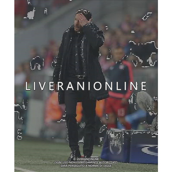firo : Fu§ball,Fussball : 03.05.2016 Champions League, Saison 2015/2016: FC Bayern MŸnchen - Atletico Madrid, FCB, Halbfinale, RŸckspiel, Diego Simeone ( Atletico Madrid ), ganze Figur, Gestik, Hand vor Gesicht $worldrightsEs gelten unsere AGB, einsehbar auf www.firosportphoto.de copyright by firo sportphoto: Coesfelder Str. 207 D- 48249 DŸlmen www.firosportphoto.de mail@firosportphoto.de (V o l k s b a n k B o c h u m - W i t t e n ) IBAN DE68 4306 0129 0341 1171 00 Tel: +49-2594 - 9916004 Fax: +49-2594 - 9916005 AG ALDO LIVERANI SAS ONLY ITALY