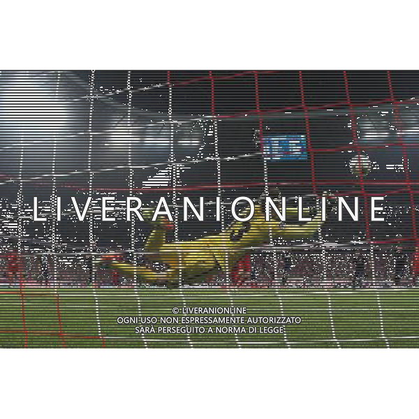 firo : Fu§ball,Fussball : 03.05.2016 Champions League, Saison 2015/2016: FC Bayern MŸnchen - Atletico Madrid, FCB, Halbfinale, RŸckspiel, Jan Oblak ( Atletico Madrid ), Thomas MŸller ( MŸnchen ), verschossener Elfmeter, Hintertorkamera, Remotekamera $worldrights,Es gelten unsere AGB, einsehbar auf www.firosportphoto.de copyright by firo sportphoto: Coesfelder Str. 207 D- 48249 DŸlmen www.firosportphoto.de mail@firosportphoto.de (V o l k s b a n k B o c h u m - W i t t e n ) IBAN DE68 4306 0129 0341 1171 00 Tel: +49-2594 - 9916004 Fax: +49-2594 - 9916005 AG ALDO LIVERANI SAS ONLY ITALY
