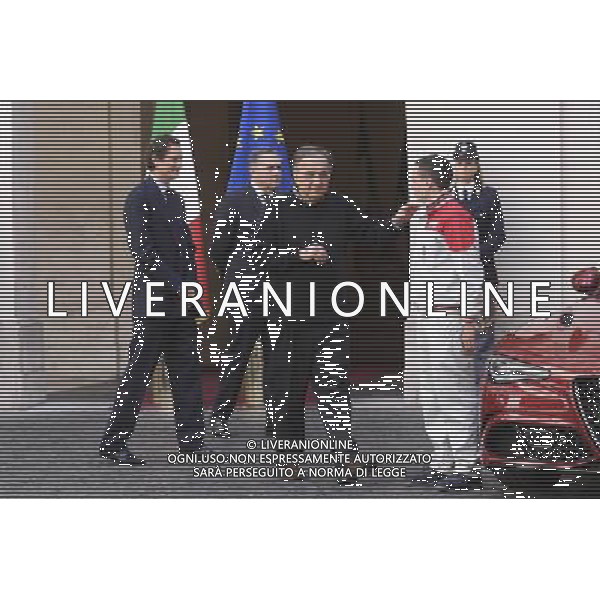 Presentazione della nuova â€œGiuliaâ€ Alfa Romeo FCA/FIAT - Roma - 05.05.2016 - Palazzo Chigi - nella foto: Sergio Marchionne saluta un operario dello stabilimento FCA di Cassino / Ph. Corradetti - Ag. Aldo Liverani sas/ AGENZIA ALDO LIVERANI SAS