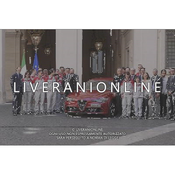 Presentazione della nuova â€œGiuliaâ€ Alfa Romeo FCA/FIAT - Roma - 05.05.2016 - Palazzo Chigi - nella foto: John Elkann Matteo Renzi Sergio Marchionne e gli operai dello stabilimento FCA di Cassino in posa con la Giulia Alfa Romeo / Ph. Corradetti - Ag. Aldo Liverani sas/ AGENZIA ALDO LIVERANI SAS