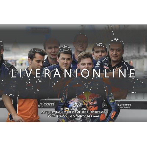 07.05.2016. Le Mans, Francia. Brad Binder (KTM RedBull)con il team. FOTO G.PIAZZOLLA-AG ALDO LIVERANI SAS