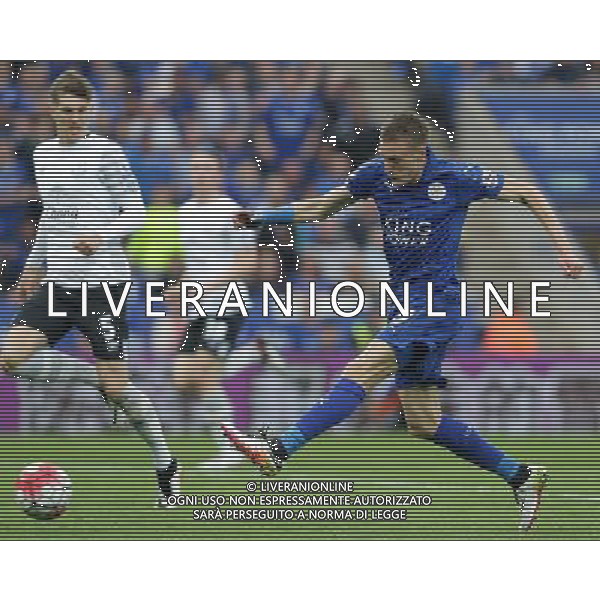 Leicester City\'s Jamie Vardy sees this shot pushed around the post for a corner Photographer Stephen White/CameraSport Football - Barclays Premiership - Leicester City v Everton - Saturday 7th May 2016 - King Power Stadium - Leicester © CameraSport - 43 Linden Ave. Countesthorpe. Leicester. England. LE8 5PG - Tel: +44 (0) 116 277 4147 - admin@camerasport.com - www.camerasport.com AG ALDO LIVERANI SAS ONLY ITALY