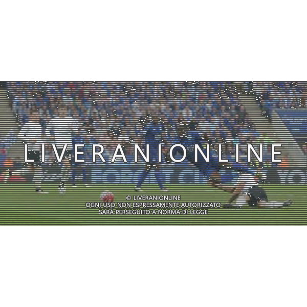 Leicester City\'s Jeffrey Schlupp is fouled in the penalty area by Everton\'s Darron Gibson. Leicester City\'s Jamie Vardy scored his second and his sides third goal from the resulting penalty kick Photographer Stephen White/CameraSport Football - Barclays Premiership - Leicester City v Everton - Saturday 7th May 2016 - King Power Stadium - Leicester © CameraSport - 43 Linden Ave. Countesthorpe. Leicester. England. LE8 5PG - Tel: +44 (0) 116 277 4147 - admin@camerasport.com - www.camerasport.com AG ALDO LIVERANI SAS ONLY ITALY
