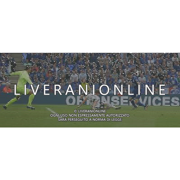 Leicester City\'s Jamie Vardy advances on Everton\'s Joel Robles after going around Matthew Pennington Photographer Stephen White/CameraSport Football - Barclays Premiership - Leicester City v Everton - Saturday 7th May 2016 - King Power Stadium - Leicester © CameraSport - 43 Linden Ave. Countesthorpe. Leicester. England. LE8 5PG - Tel: +44 (0) 116 277 4147 - admin@camerasport.com - www.camerasport.com AG ALDO LIVERANI SAS ONLY ITALY
