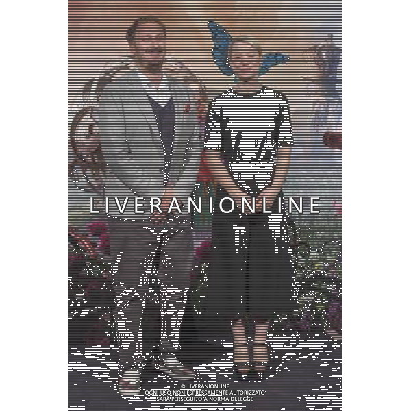 James Bobin und Mia Wasikowska beim Photocall zum Kinofilm \'Alicia a través del espejo / Alice Through the Looking Glass / Alice im Wunderland: Hinter den Spiegeln\' im Hotel AC Santo Mauro. Madrid, 12.05.2016 FOT. FUTURE IMAGE/NEWSPIX.PL SPAIN, POLAND, UK AND GERMANY OUT !! --- Newspix.pl AG ALDO LIVERANI SAS ONLY ITALY *** Local Caption *** www.newspix.pl mail us: info@newspix.pl call us: 0048 022 23 22 222 --- Polish Picture Agency by Ringier Axel Springer Poland