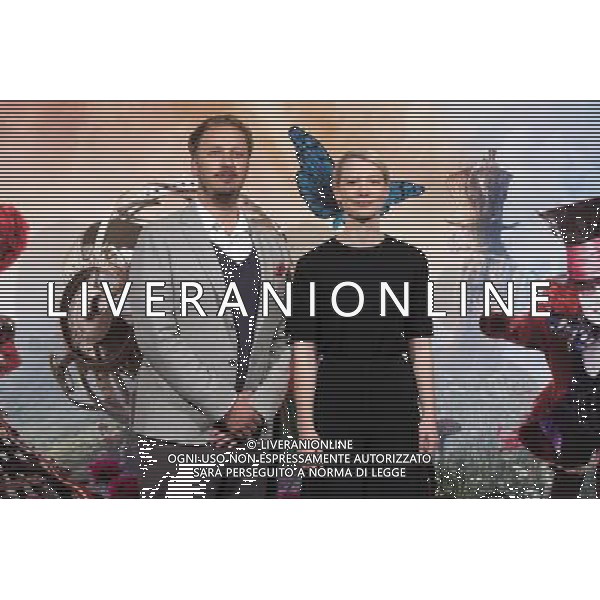 James Bobin und Mia Wasikowska beim Photocall zum Kinofilm \'Alicia a través del espejo / Alice Through the Looking Glass / Alice im Wunderland: Hinter den Spiegeln\' im Hotel AC Santo Mauro. Madrid, 12.05.2016 FOT. FUTURE IMAGE/NEWSPIX.PL SPAIN, POLAND, UK AND GERMANY OUT !! --- Newspix.pl AG ALDO LIVERANI SAS ONLY ITALY *** Local Caption *** www.newspix.pl mail us: info@newspix.pl call us: 0048 022 23 22 222 --- Polish Picture Agency by Ringier Axel Springer Poland