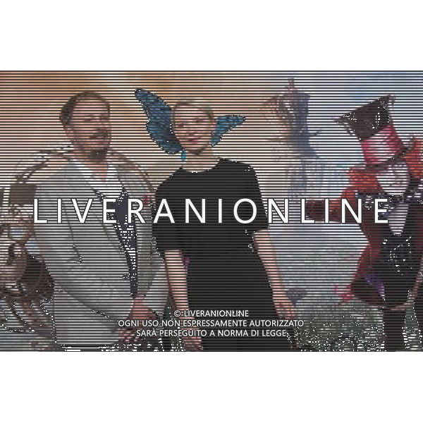 James Bobin und Mia Wasikowska beim Photocall zum Kinofilm \'Alicia a través del espejo / Alice Through the Looking Glass / Alice im Wunderland: Hinter den Spiegeln\' im Hotel AC Santo Mauro. Madrid, 12.05.2016 FOT. FUTURE IMAGE/NEWSPIX.PL SPAIN, POLAND, UK AND GERMANY OUT !! --- Newspix.pl AG ALDO LIVERANI SAS ONLY ITALY *** Local Caption *** www.newspix.pl mail us: info@newspix.pl call us: 0048 022 23 22 222 --- Polish Picture Agency by Ringier Axel Springer Poland