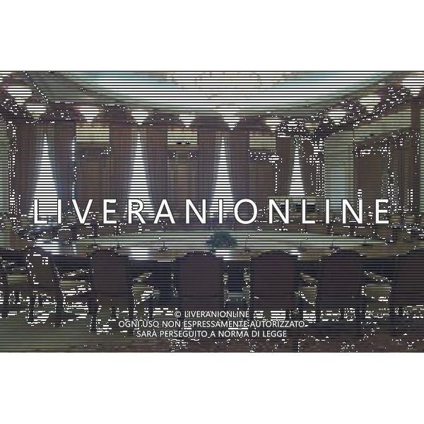 Il Palazzo del Parlamento (in rumeno: Palatul Parlamentului) a Bucarest, in Romania , con una superficie di 350.000 m , il secondo edificio pi grande del mondo per estensione e il terzo in volume. La valutazione immobiliare, non ancora ultimata,  di circa 3 miliardi di dollari. Il suo nome originale era Casa del Popolo (Casa Poporului), ma a partire dalla fine dell\'era comunista  chiamato Palazzo del Parlamento. Tuttora, comunque, molti Romeni mantengono il vecchio nome e lo chiamano Casa Poporului.