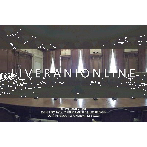 Il Palazzo del Parlamento (in rumeno: Palatul Parlamentului) a Bucarest, in Romania , con una superficie di 350.000 m , il secondo edificio pi grande del mondo per estensione e il terzo in volume. La valutazione immobiliare, non ancora ultimata,  di circa 3 miliardi di dollari. Il suo nome originale era Casa del Popolo (Casa Poporului), ma a partire dalla fine dell\'era comunista  chiamato Palazzo del Parlamento. Tuttora, comunque, molti Romeni mantengono il vecchio nome e lo chiamano Casa Poporului.