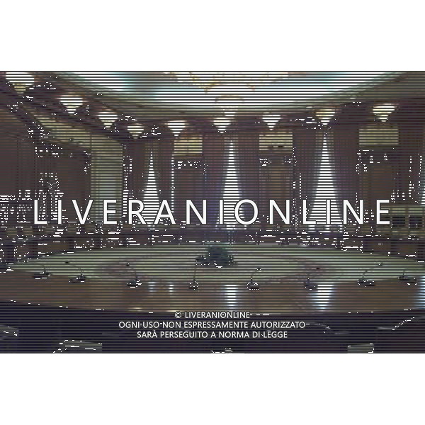 Il Palazzo del Parlamento (in rumeno: Palatul Parlamentului) a Bucarest, in Romania , con una superficie di 350.000 m , il secondo edificio pi grande del mondo per estensione e il terzo in volume. La valutazione immobiliare, non ancora ultimata,  di circa 3 miliardi di dollari. Il suo nome originale era Casa del Popolo (Casa Poporului), ma a partire dalla fine dell\'era comunista  chiamato Palazzo del Parlamento. Tuttora, comunque, molti Romeni mantengono il vecchio nome e lo chiamano Casa Poporului.