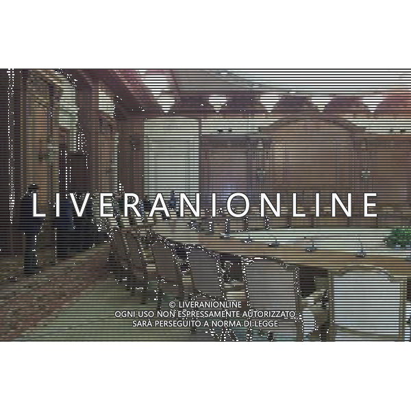 Il Palazzo del Parlamento (in rumeno: Palatul Parlamentului) a Bucarest, in Romania , con una superficie di 350.000 m , il secondo edificio pi grande del mondo per estensione e il terzo in volume. La valutazione immobiliare, non ancora ultimata,  di circa 3 miliardi di dollari. Il suo nome originale era Casa del Popolo (Casa Poporului), ma a partire dalla fine dell\'era comunista  chiamato Palazzo del Parlamento. Tuttora, comunque, molti Romeni mantengono il vecchio nome e lo chiamano Casa Poporului.