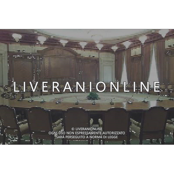 Il Palazzo del Parlamento (in rumeno: Palatul Parlamentului) a Bucarest, in Romania , con una superficie di 350.000 m , il secondo edificio pi grande del mondo per estensione e il terzo in volume. La valutazione immobiliare, non ancora ultimata,  di circa 3 miliardi di dollari. Il suo nome originale era Casa del Popolo (Casa Poporului), ma a partire dalla fine dell\'era comunista  chiamato Palazzo del Parlamento. Tuttora, comunque, molti Romeni mantengono il vecchio nome e lo chiamano Casa Poporului.