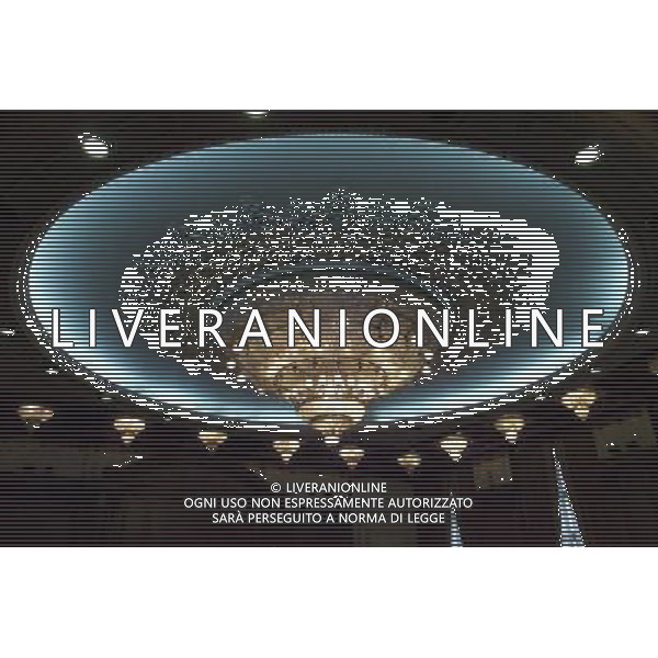 Il Palazzo del Parlamento (in rumeno: Palatul Parlamentului) a Bucarest, in Romania , con una superficie di 350.000 m , il secondo edificio pi grande del mondo per estensione e il terzo in volume. La valutazione immobiliare, non ancora ultimata,  di circa 3 miliardi di dollari. Il suo nome originale era Casa del Popolo (Casa Poporului), ma a partire dalla fine dell\'era comunista  chiamato Palazzo del Parlamento. Tuttora, comunque, molti Romeni mantengono il vecchio nome e lo chiamano Casa Poporului.