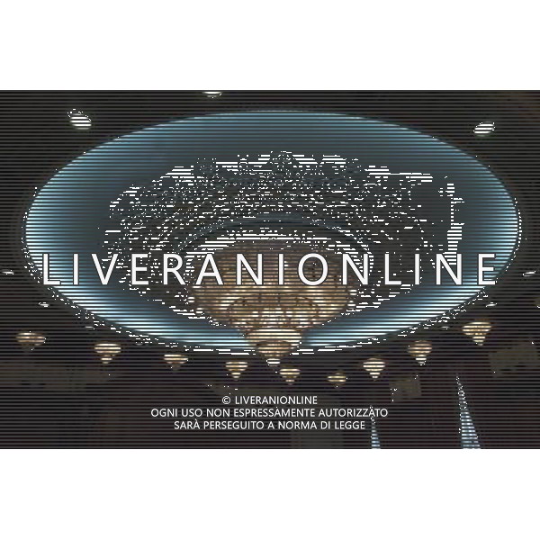 Il Palazzo del Parlamento (in rumeno: Palatul Parlamentului) a Bucarest, in Romania , con una superficie di 350.000 m , il secondo edificio pi grande del mondo per estensione e il terzo in volume. La valutazione immobiliare, non ancora ultimata,  di circa 3 miliardi di dollari. Il suo nome originale era Casa del Popolo (Casa Poporului), ma a partire dalla fine dell\'era comunista  chiamato Palazzo del Parlamento. Tuttora, comunque, molti Romeni mantengono il vecchio nome e lo chiamano Casa Poporului.