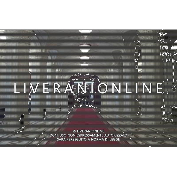 Il Palazzo del Parlamento (in rumeno: Palatul Parlamentului) a Bucarest, in Romania , con una superficie di 350.000 m , il secondo edificio pi grande del mondo per estensione e il terzo in volume. La valutazione immobiliare, non ancora ultimata,  di circa 3 miliardi di dollari. Il suo nome originale era Casa del Popolo (Casa Poporului), ma a partire dalla fine dell\'era comunista  chiamato Palazzo del Parlamento. Tuttora, comunque, molti Romeni mantengono il vecchio nome e lo chiamano Casa Poporului.