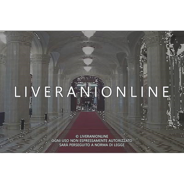 Il Palazzo del Parlamento (in rumeno: Palatul Parlamentului) a Bucarest, in Romania , con una superficie di 350.000 m , il secondo edificio pi grande del mondo per estensione e il terzo in volume. La valutazione immobiliare, non ancora ultimata,  di circa 3 miliardi di dollari. Il suo nome originale era Casa del Popolo (Casa Poporului), ma a partire dalla fine dell\'era comunista  chiamato Palazzo del Parlamento. Tuttora, comunque, molti Romeni mantengono il vecchio nome e lo chiamano Casa Poporului.