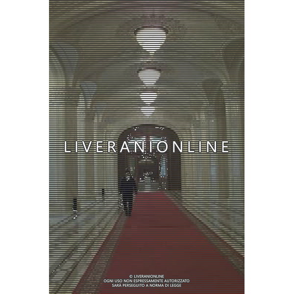 Il Palazzo del Parlamento (in rumeno: Palatul Parlamentului) a Bucarest, in Romania , con una superficie di 350.000 m , il secondo edificio pi grande del mondo per estensione e il terzo in volume. La valutazione immobiliare, non ancora ultimata,  di circa 3 miliardi di dollari. Il suo nome originale era Casa del Popolo (Casa Poporului), ma a partire dalla fine dell\'era comunista  chiamato Palazzo del Parlamento. Tuttora, comunque, molti Romeni mantengono il vecchio nome e lo chiamano Casa Poporului.