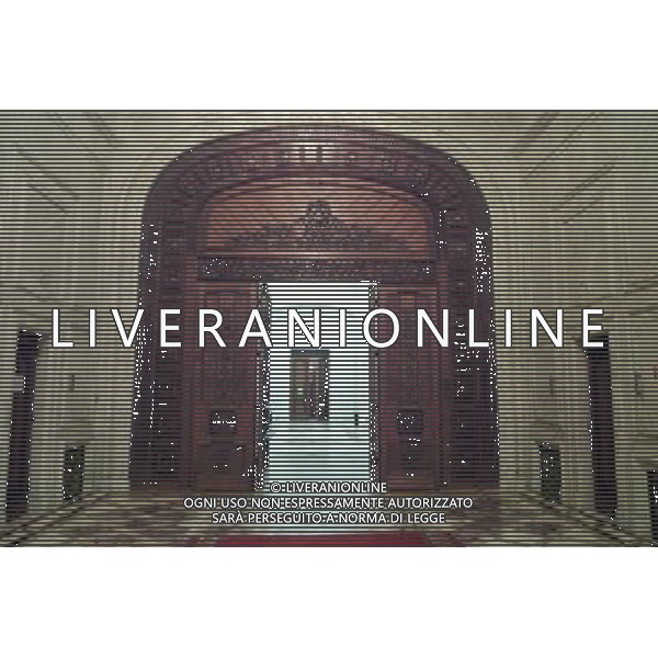 Il Palazzo del Parlamento (in rumeno: Palatul Parlamentului) a Bucarest, in Romania , con una superficie di 350.000 m , il secondo edificio pi grande del mondo per estensione e il terzo in volume. La valutazione immobiliare, non ancora ultimata,  di circa 3 miliardi di dollari. Il suo nome originale era Casa del Popolo (Casa Poporului), ma a partire dalla fine dell\'era comunista  chiamato Palazzo del Parlamento. Tuttora, comunque, molti Romeni mantengono il vecchio nome e lo chiamano Casa Poporului.