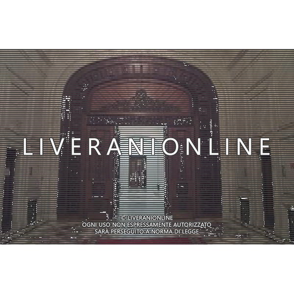 Il Palazzo del Parlamento (in rumeno: Palatul Parlamentului) a Bucarest, in Romania , con una superficie di 350.000 m , il secondo edificio pi grande del mondo per estensione e il terzo in volume. La valutazione immobiliare, non ancora ultimata,  di circa 3 miliardi di dollari. Il suo nome originale era Casa del Popolo (Casa Poporului), ma a partire dalla fine dell\'era comunista  chiamato Palazzo del Parlamento. Tuttora, comunque, molti Romeni mantengono il vecchio nome e lo chiamano Casa Poporului.