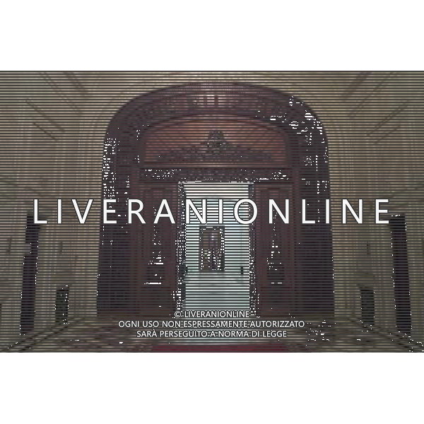 Il Palazzo del Parlamento (in rumeno: Palatul Parlamentului) a Bucarest, in Romania , con una superficie di 350.000 m , il secondo edificio pi grande del mondo per estensione e il terzo in volume. La valutazione immobiliare, non ancora ultimata,  di circa 3 miliardi di dollari. Il suo nome originale era Casa del Popolo (Casa Poporului), ma a partire dalla fine dell\'era comunista  chiamato Palazzo del Parlamento. Tuttora, comunque, molti Romeni mantengono il vecchio nome e lo chiamano Casa Poporului.