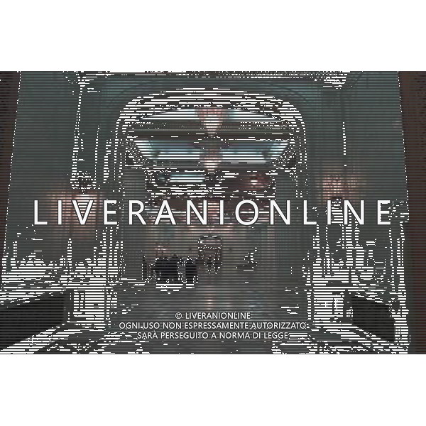 Il Palazzo del Parlamento (in rumeno: Palatul Parlamentului) a Bucarest, in Romania , con una superficie di 350.000 m , il secondo edificio pi grande del mondo per estensione e il terzo in volume. La valutazione immobiliare, non ancora ultimata,  di circa 3 miliardi di dollari. Il suo nome originale era Casa del Popolo (Casa Poporului), ma a partire dalla fine dell\'era comunista  chiamato Palazzo del Parlamento. Tuttora, comunque, molti Romeni mantengono il vecchio nome e lo chiamano Casa Poporului.