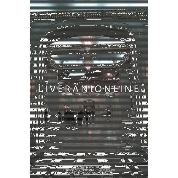 Il Palazzo del Parlamento (in rumeno: Palatul Parlamentului) a Bucarest, in Romania , con una superficie di 350.000 m , il secondo edificio pi grande del mondo per estensione e il terzo in volume. La valutazione immobiliare, non ancora ultimata,  di circa 3 miliardi di dollari. Il suo nome originale era Casa del Popolo (Casa Poporului), ma a partire dalla fine dell\'era comunista  chiamato Palazzo del Parlamento. Tuttora, comunque, molti Romeni mantengono il vecchio nome e lo chiamano Casa Poporului.