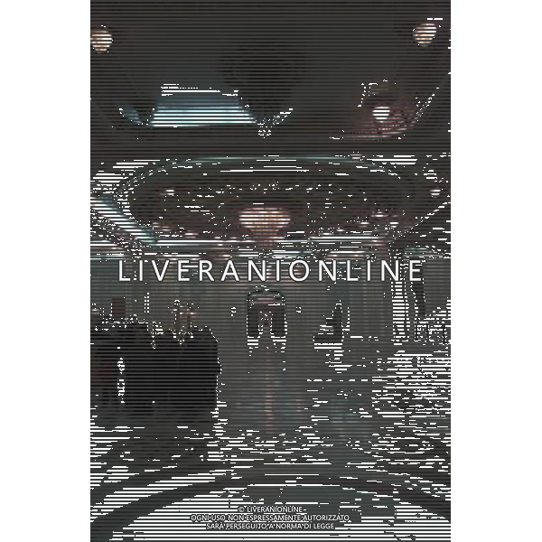 Il Palazzo del Parlamento (in rumeno: Palatul Parlamentului) a Bucarest, in Romania , con una superficie di 350.000 m , il secondo edificio pi grande del mondo per estensione e il terzo in volume. La valutazione immobiliare, non ancora ultimata,  di circa 3 miliardi di dollari. Il suo nome originale era Casa del Popolo (Casa Poporului), ma a partire dalla fine dell\'era comunista  chiamato Palazzo del Parlamento. Tuttora, comunque, molti Romeni mantengono il vecchio nome e lo chiamano Casa Poporului.